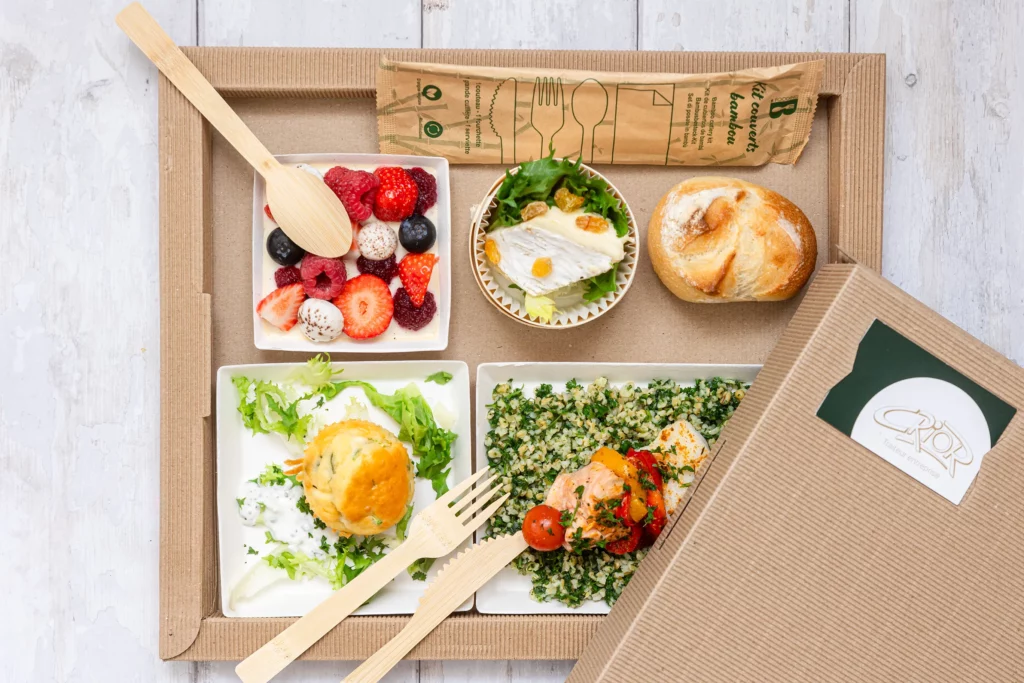 Traiteur RSE - plateau repas couverts en bois - CRIOR traiteur Entreprise